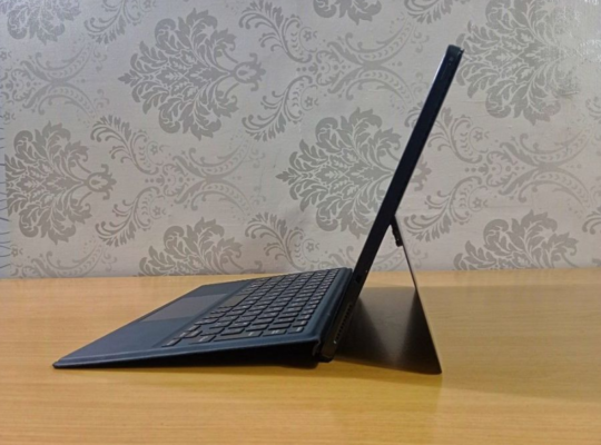 Dell latitude 2 in 1 Core i5/8gb/256gb For Sale