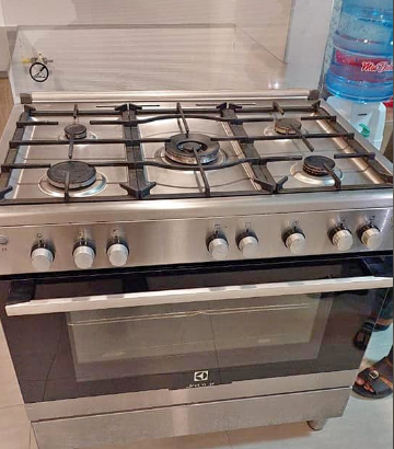 Electrolux 5 burner gas cooker for sale
