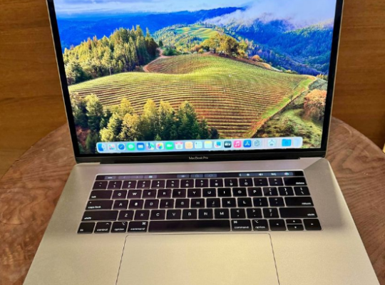 MacBook pro 2018 15” Touchbar i7 16/512 For Sale