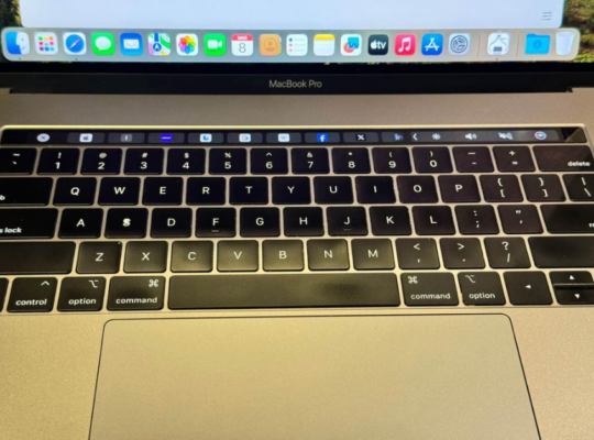 MacBook pro 2018 15” Touchbar i7 16/512 For Sale