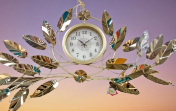 Light Luxury Shiny Metal Leaf Wall Clock For Sale