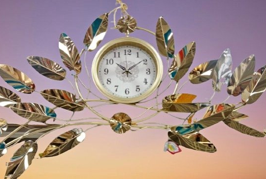 Light Luxury Shiny Metal Leaf Wall Clock For Sale