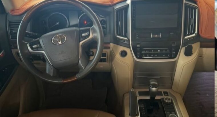 Toyota Land cruiser VXR 5.7L 2016 in good conditio