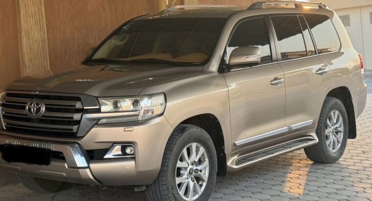 Toyota Land cruiser VXR 5.7L 2016 in good conditio