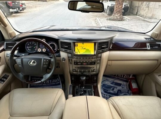 Lexus lx570 Gcc 2010 full option for sale