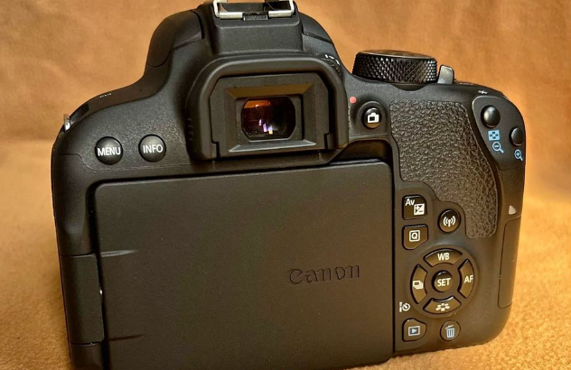 Canon 800D + 18-55 kit lens For Sale