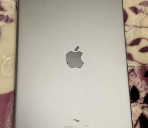 Ipad pro 10.5” 64gb with sim in excellent conditio