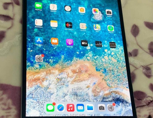 Ipad pro 10.5” 64gb with sim in excellent conditio