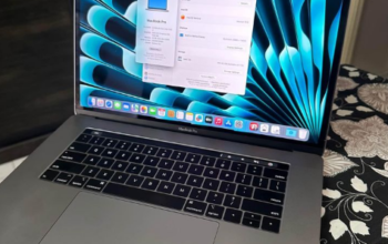 MacBook Pro 2018 15 inch 6core core i7 for sale