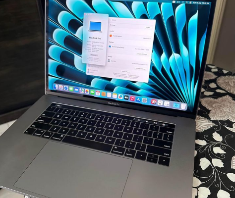 MacBook Pro 2018 15 inch 6core core i7 for sale