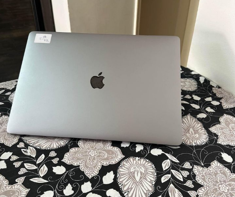 MacBook Pro 2018 15 inch 6core core i7 for sale