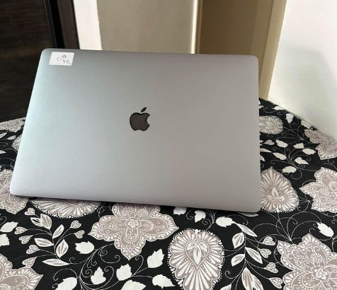 MacBook Pro 2018 15 inch 6core core i7 for sale