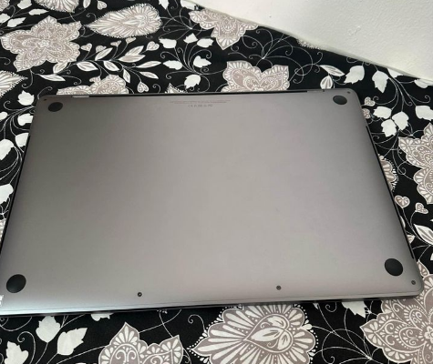 MacBook Pro 2018 15 inch 6core core i7 for sale