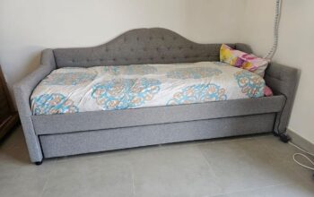 أريكة بحالة ممتازة للبيع