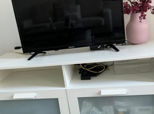 smart TV للبيع طاوله تلفزيون مع التلفزيون