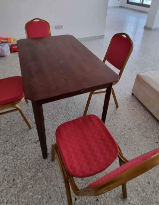 طاولة طعام + ٤ كراسي للبيع
