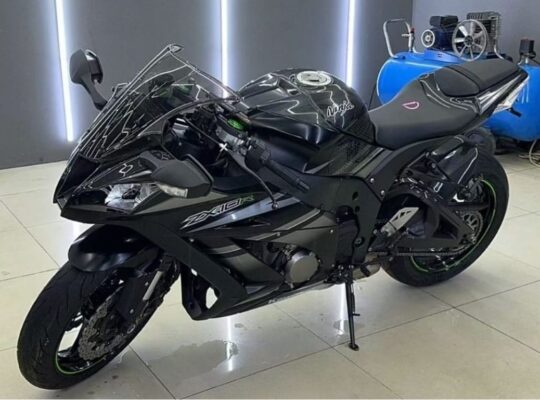 Kawasaki zx10r 2015 model in excellent condition f