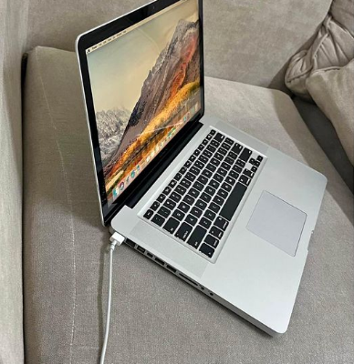 MacBook Pro 2012 15 inch core i7 8 gb 500 gb for s