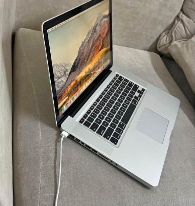 MacBook Pro 2012 15 inch core i7 8 gb 500 gb for s