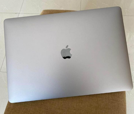 MacBook Pro 2017 15 inch core i7 For Sale