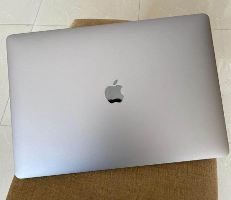 MacBook Pro 2017 15 inch core i7 For Sale