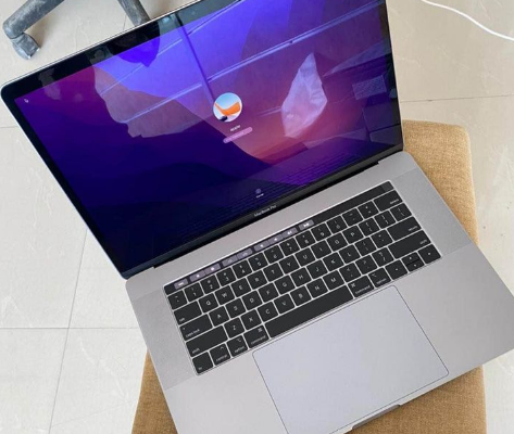 MacBook Pro 2017 15 inch core i7 For Sale