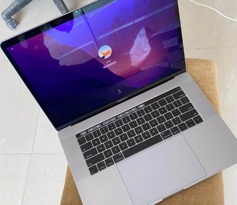 MacBook Pro 2017 15 inch core i7 For Sale