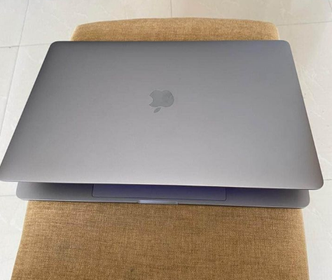 MacBook Pro 2017 15 inch core i7 For Sale