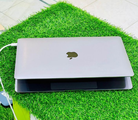 MacBook air 13-inch 2018 8 gb ram 256 ssd Core i5
