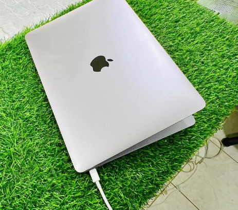 MacBook air 13-inch 2018 8 gb ram 256 ssd Core i5