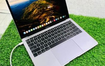 MacBook air 13-inch 2018 8 gb ram 256 ssd Core i5