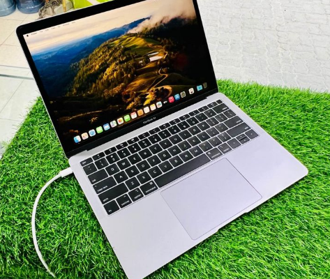 MacBook air 13-inch 2018 8 gb ram 256 ssd Core i5