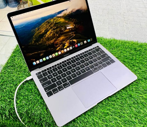 MacBook air 13-inch 2018 8 gb ram 256 ssd Core i5