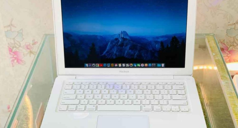 Macbook 4GB Ram and 500GB Hard For Sale