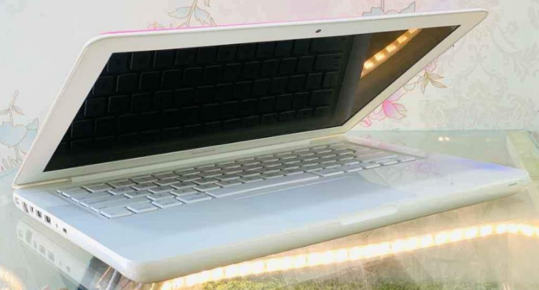 Macbook 4GB Ram and 500GB Hard For Sale