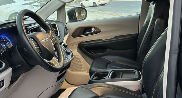 Chrysler voyager full option 2020 in good conditio
