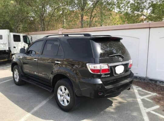 Toyota Fortuner SR5 full option 2011 Gcc for sale