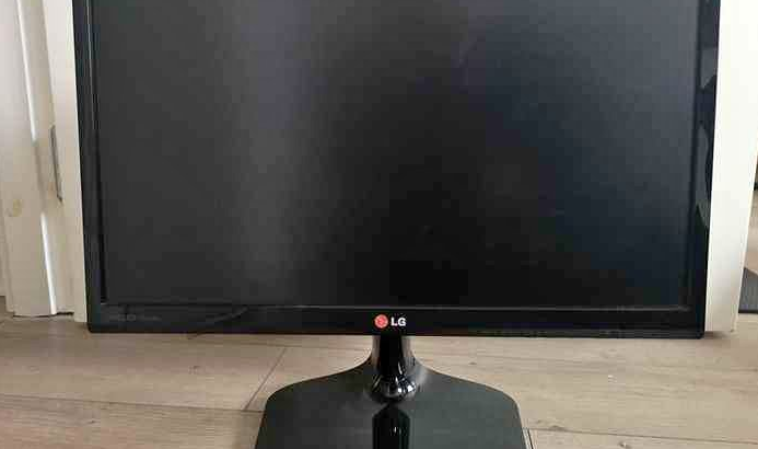 Slim & Wide LG 22″ LED monitor, FULL HD For Sale