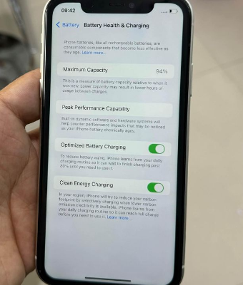 iPhone 11 128 GB Clean 94% battery all original fo