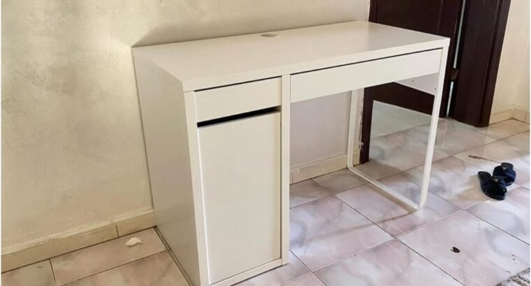طاولة دراسية للبيع