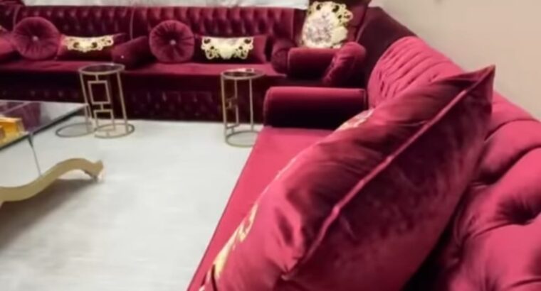 للبيع جلسة مع الستارة والطاولات