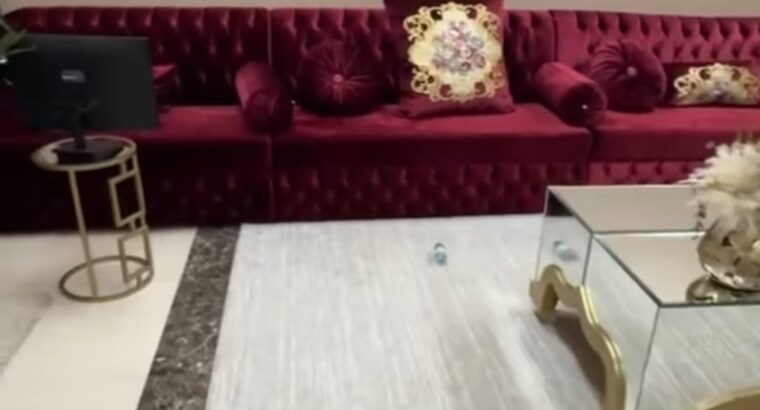 للبيع جلسة مع الستارة والطاولات