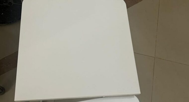 طقم طاوله صغير ابيض مع سليفر من هوم سنتر للبيع