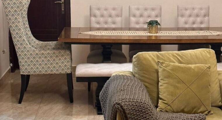 طقم أنتريه مع طقم سفرة بحالة ممتازة للبيع