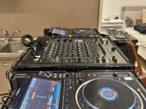 CDJ 3000 + V10 SET WITH FLIGHT CASE FOR SALE