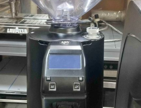 Coffee Grinder In excellent condition For Sale