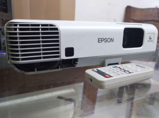 Epson EB 95 Projector with remote for sale