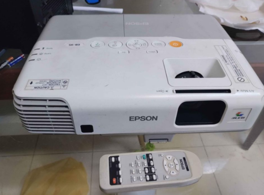 Epson EB 95 Projector with remote for sale