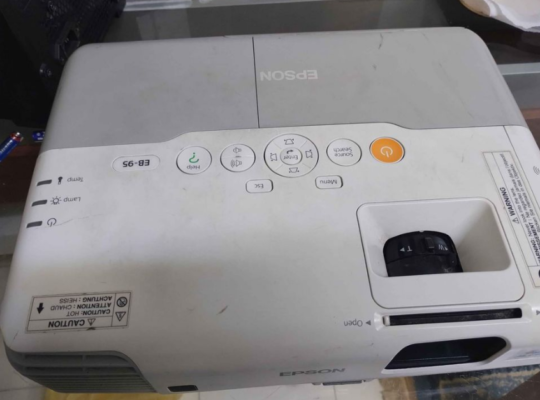 Epson EB 95 Projector with remote for sale