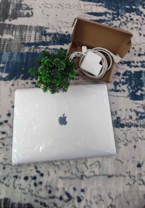MacBook Pro 1990 4 Gb GPU CORE I7 FOR SALE